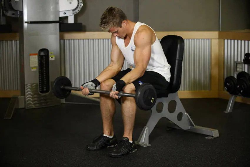 Seated Palm-Up Barbell Wrist Curl — posisi awal