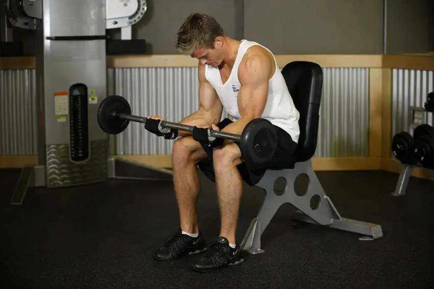 Seated Palm-Up Barbell Wrist Curl — posisi akhir