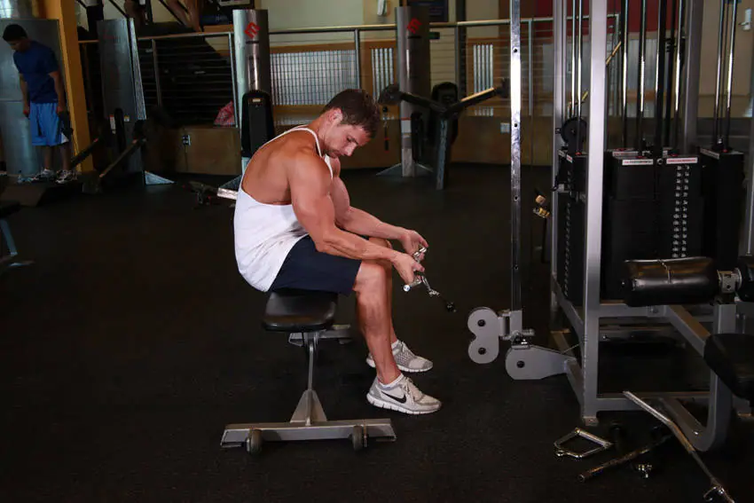 Seated Two-Arm Palms-Up Low-Pulley Wrist Curl — posisi awal