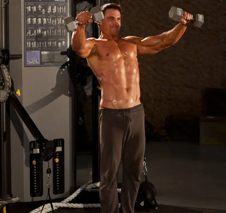 Side Laterals to Front Raise — posisi akhir