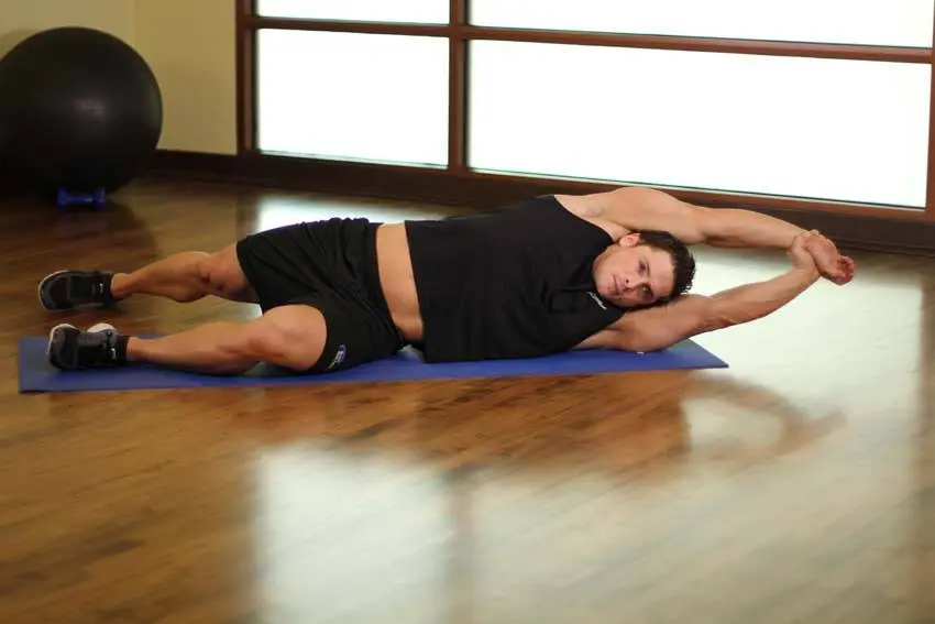 Side-Lying Floor Stretch — posisi akhir
