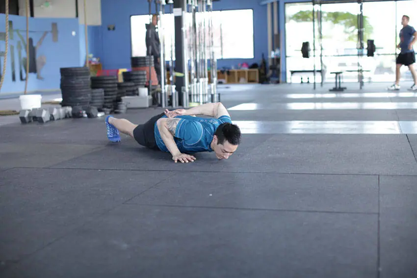 Single-Arm Push-Up — posisi awal