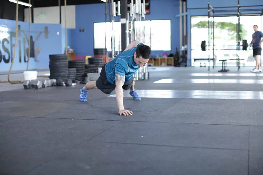 Single-Arm Push-Up — posisi akhir