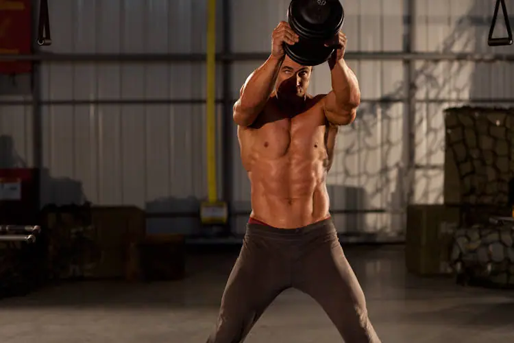 Single Dumbbell Raise — posisi akhir
