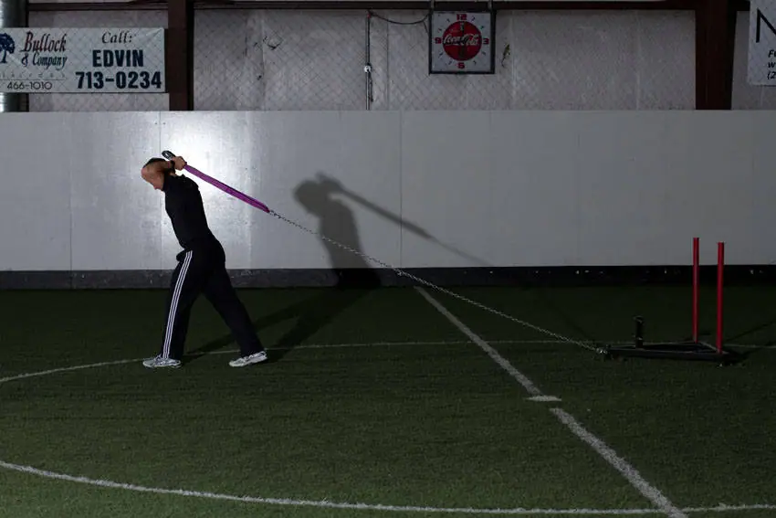 Sled Overhead Triceps Extension — posisi awal