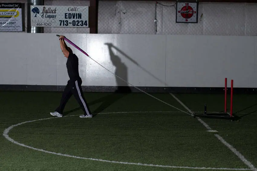 Sled Overhead Triceps Extension — posisi akhir