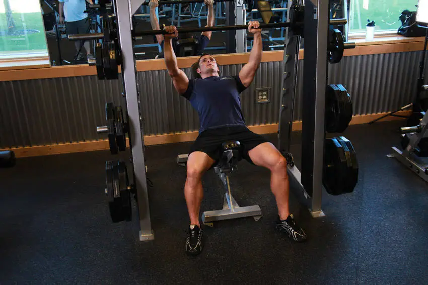 Smith Incline Shoulder Raise — posisi awal