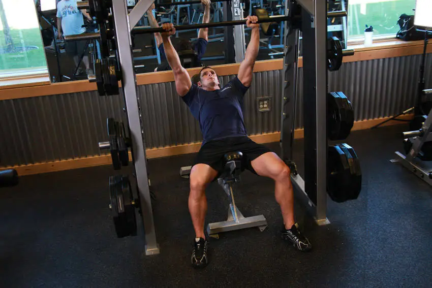 Smith Incline Shoulder Raise — posisi akhir