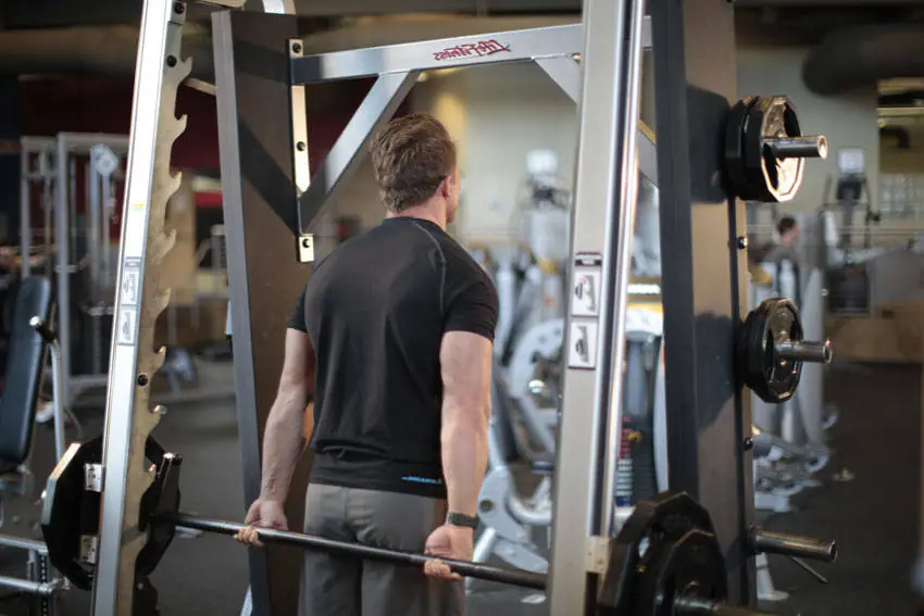 Smith Machine Behind the Back Shrug — posisi awal