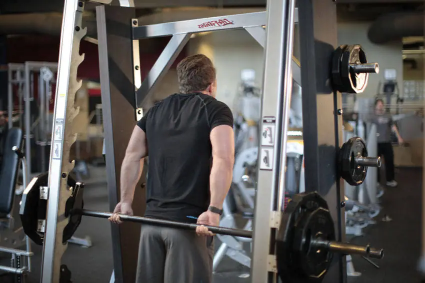 Smith Machine Behind the Back Shrug — posisi akhir