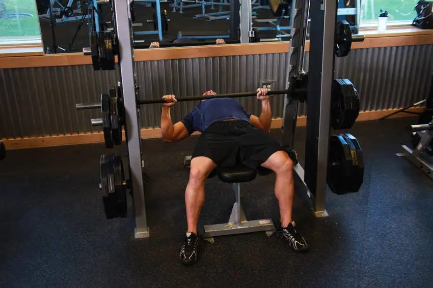 Smith Machine Bench Press — posisi awal