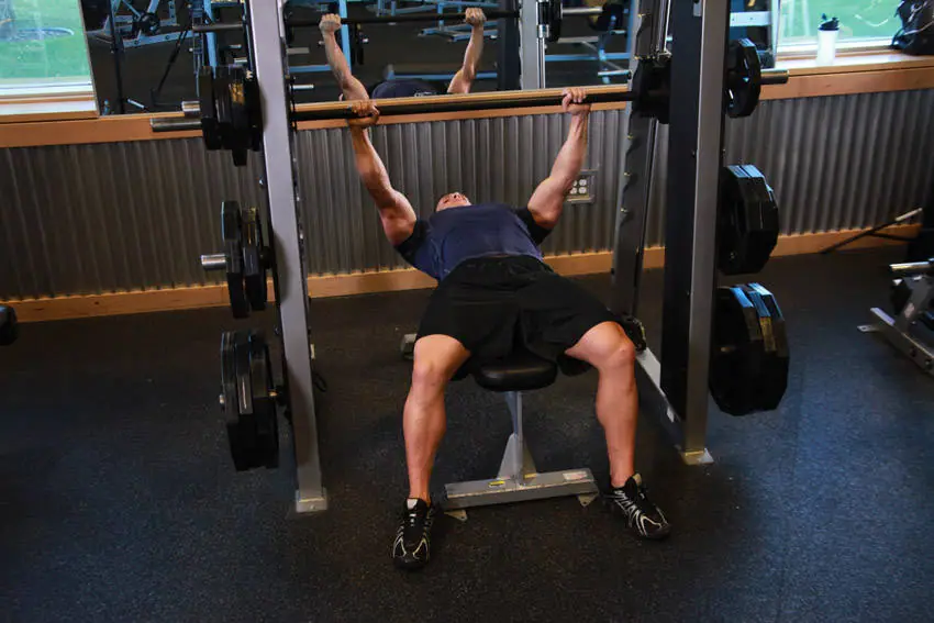 Smith Machine Bench Press — posisi akhir