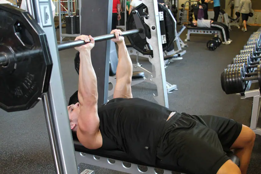 Smith Machine Close-Grip Bench Press — posisi akhir