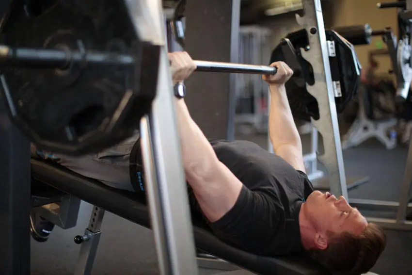 Smith Machine Decline Press — posisi akhir