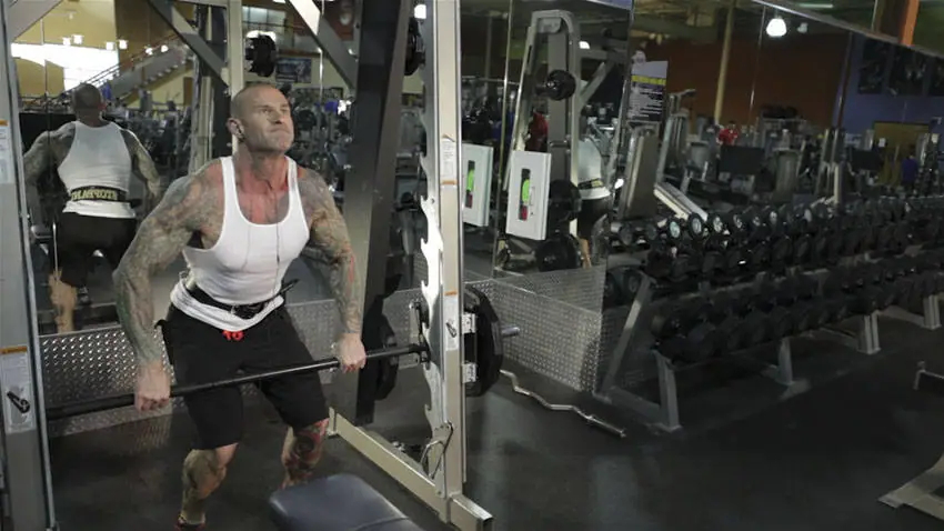 Smith Machine Hang Power Clean — posisi akhir