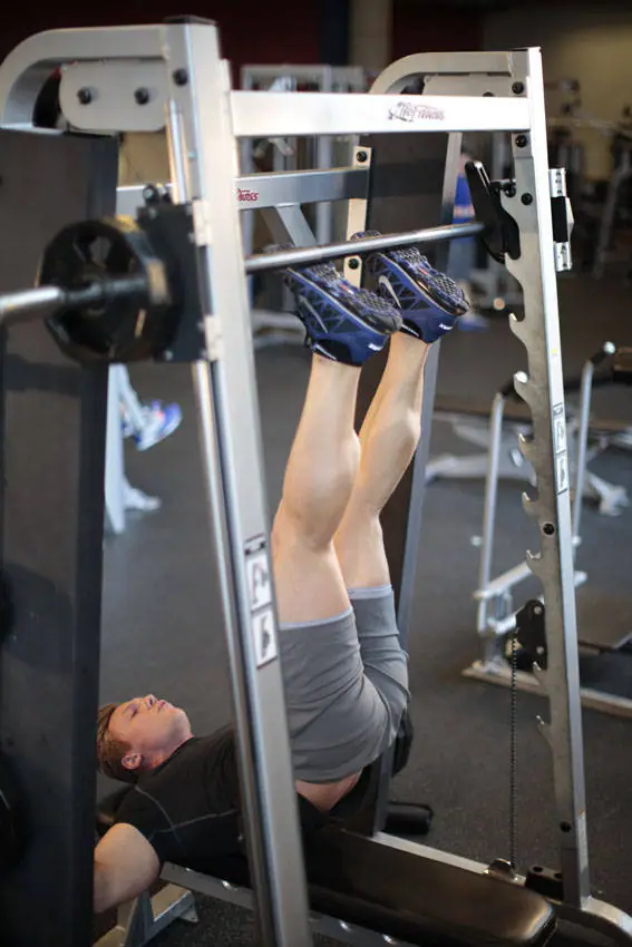 Smith Machine Hip Raise — posisi akhir