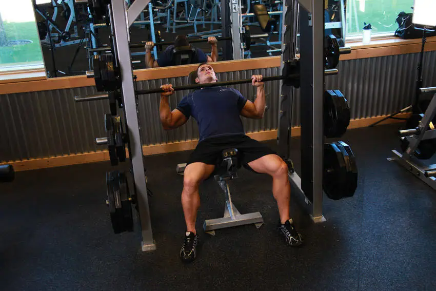 Smith Machine Incline Bench Press — posisi awal