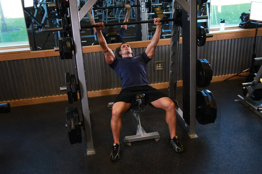 Smith Machine Incline Bench Press — posisi akhir