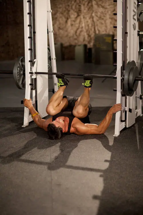 Smith Machine Leg Press — posisi akhir