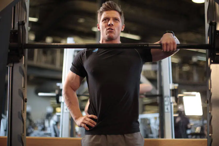 Smith Machine One-Arm Upright Row — posisi akhir
