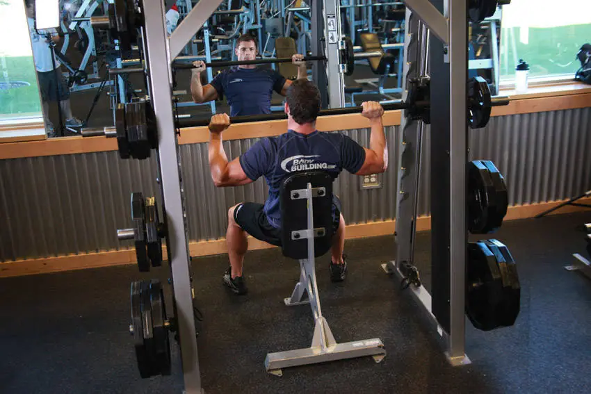 Smith Machine Overhead Shoulder Press — posisi awal