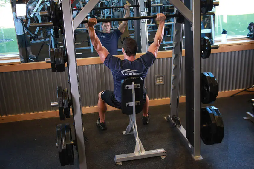 Smith Machine Overhead Shoulder Press — posisi akhir