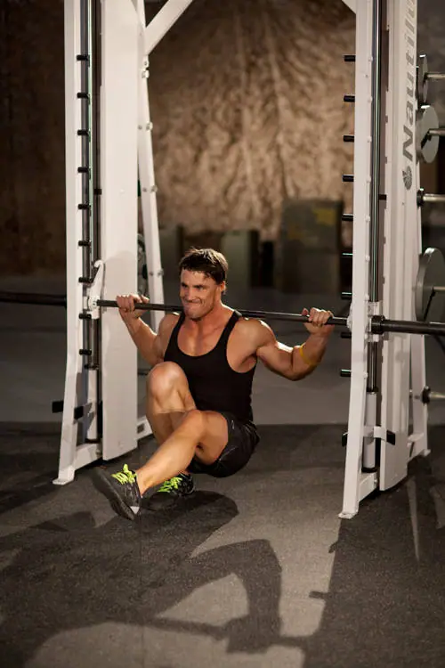 Smith Machine Pistol Squat — posisi akhir