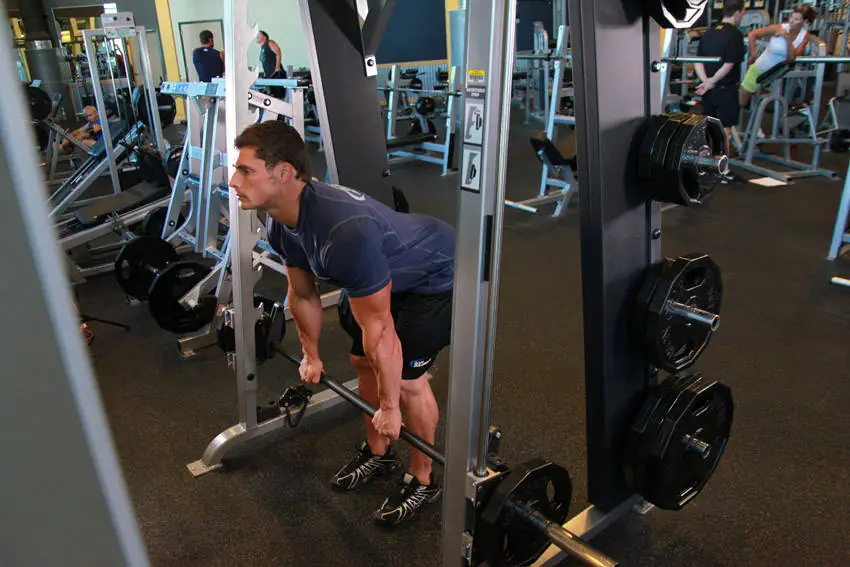 Smith Machine Stiff-Legged Deadlift — posisi awal