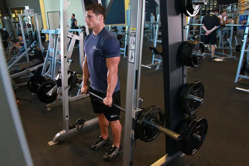 Smith Machine Stiff-Legged Deadlift — posisi akhir