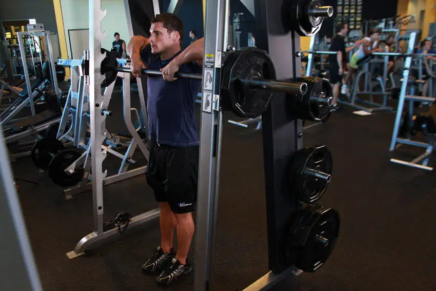 Smith Machine Upright Row — posisi akhir