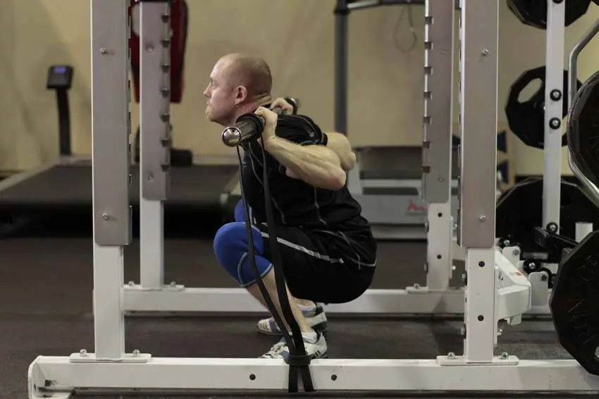 Squat with Bands — posisi akhir