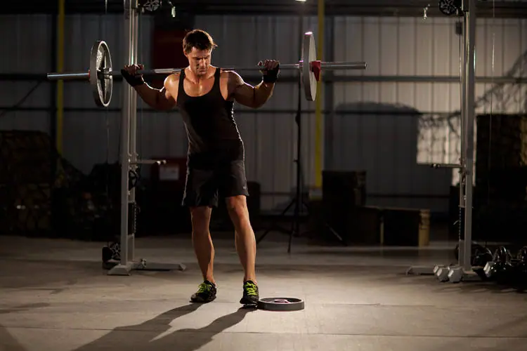 Squat with Plate Movers — posisi awal