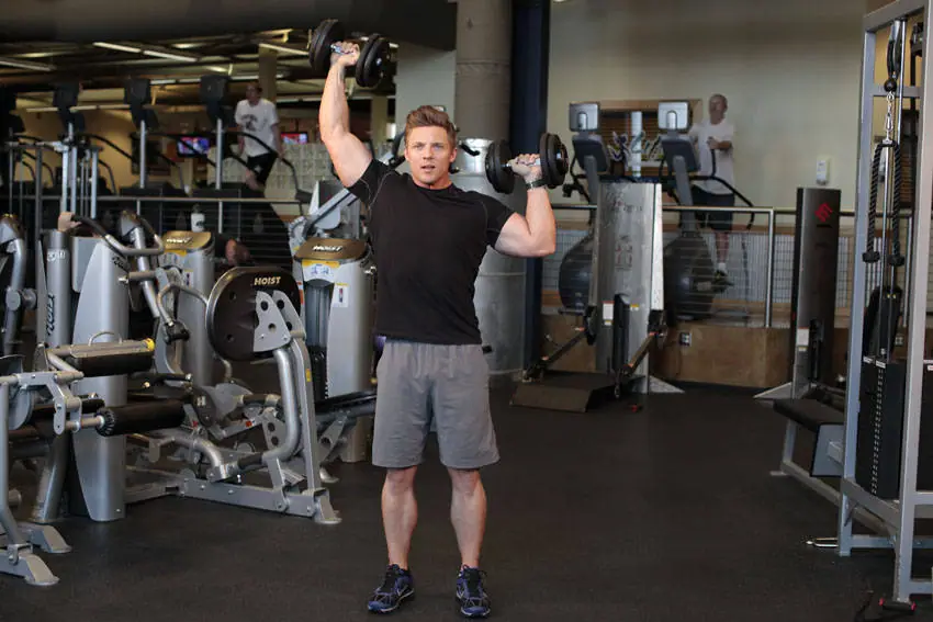 Standing Alternating Dumbbell Press — posisi akhir