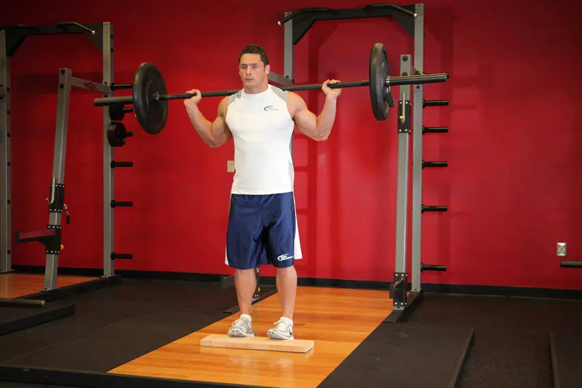 Standing Barbell Calf Raise — posisi akhir