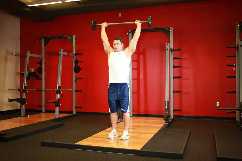 Standing Barbell Press Behind Neck — posisi akhir