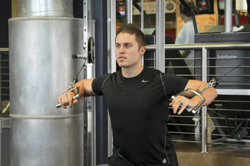 Standing Cable Chest Press — posisi awal