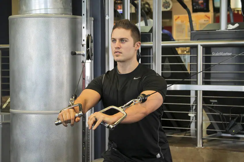 Standing Cable Chest Press — posisi akhir
