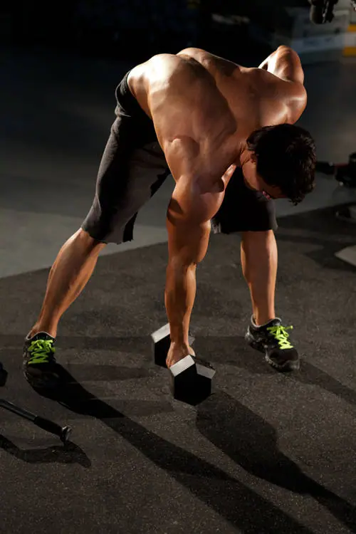 Standing Concentration Curl — posisi awal