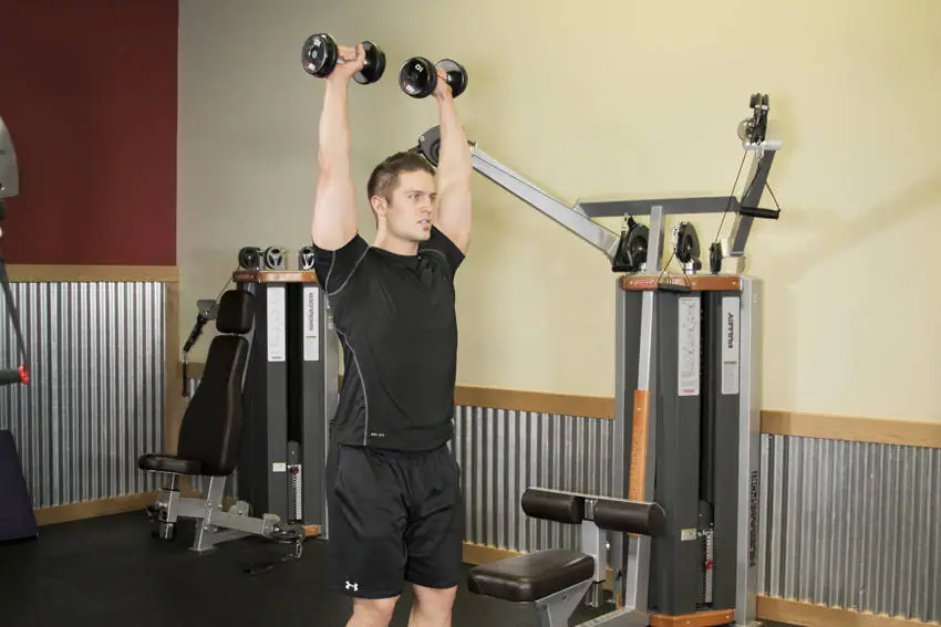Standing Dumbbell Press — posisi akhir