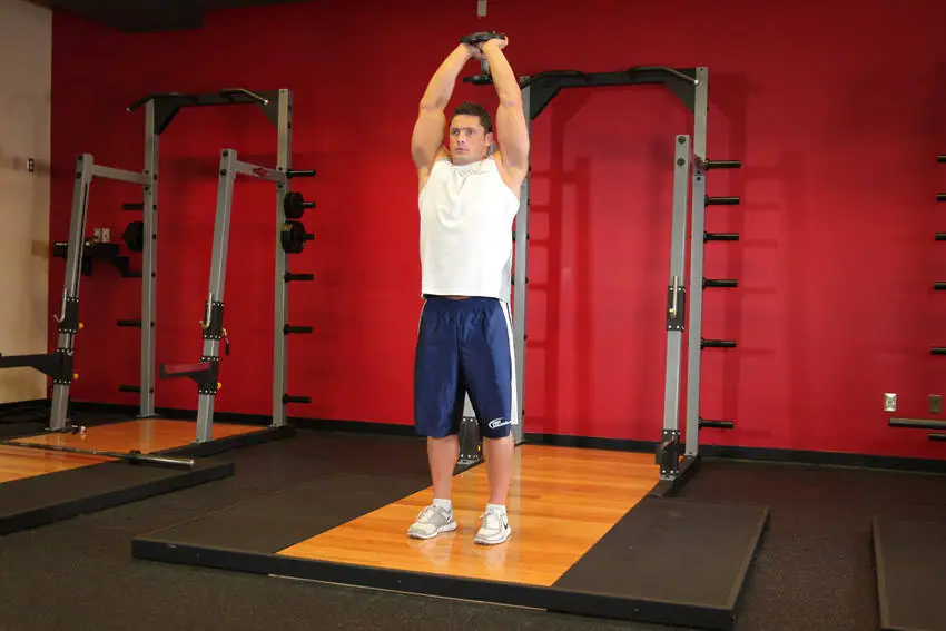 Standing Dumbbell Triceps Extension — posisi awal