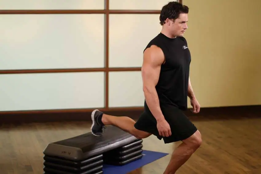 Standing Elevated Quad Stretch — posisi awal