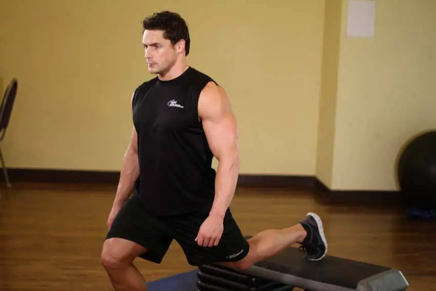 Standing Elevated Quad Stretch — posisi akhir