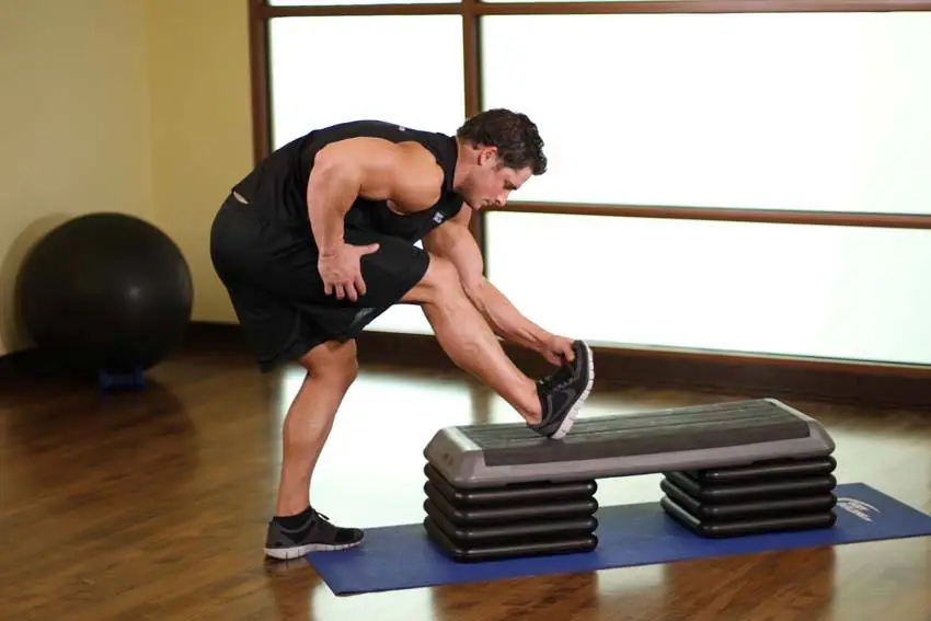 Standing Gastrocnemius Calf Stretch — posisi awal