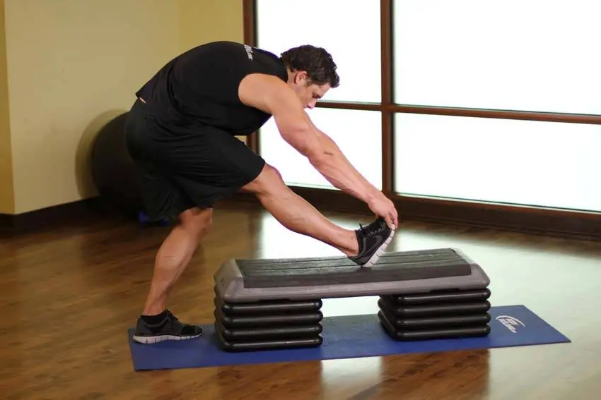 Standing Gastrocnemius Calf Stretch — posisi akhir