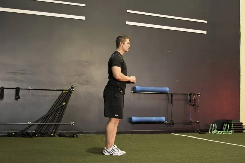 Standing Hip Circles — posisi awal