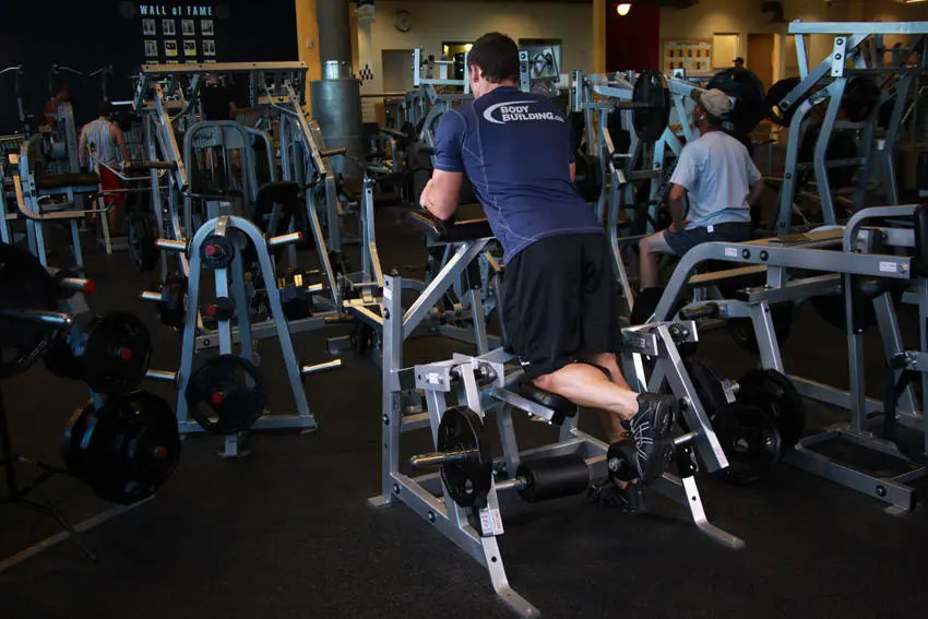Standing Leg Curl — posisi awal