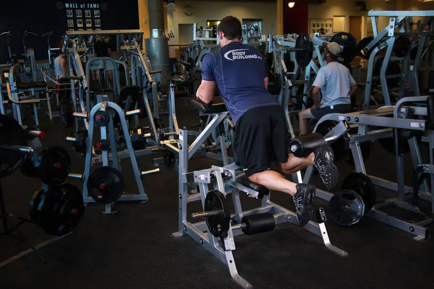 Standing Leg Curl — posisi akhir