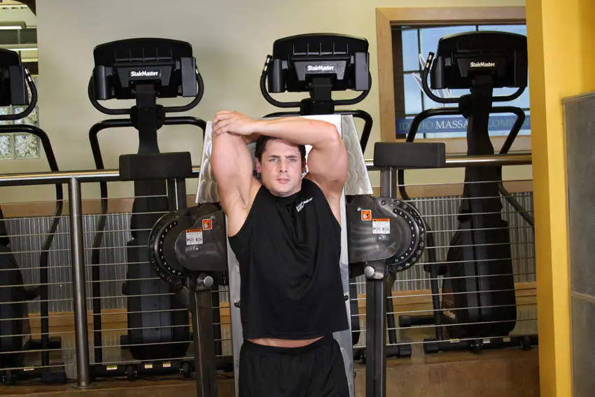 Standing Low-Pulley One-Arm Triceps Extension — posisi awal