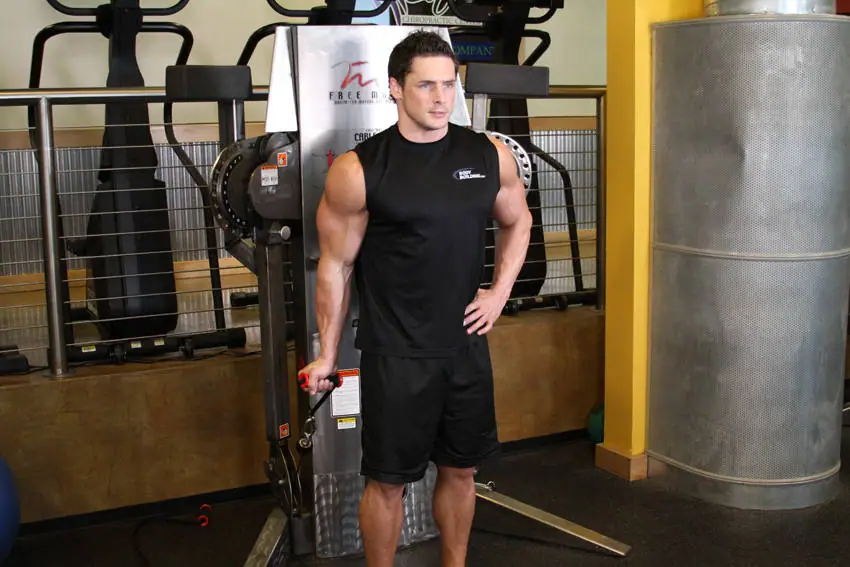 Standing One-Arm Cable Curl — posisi awal