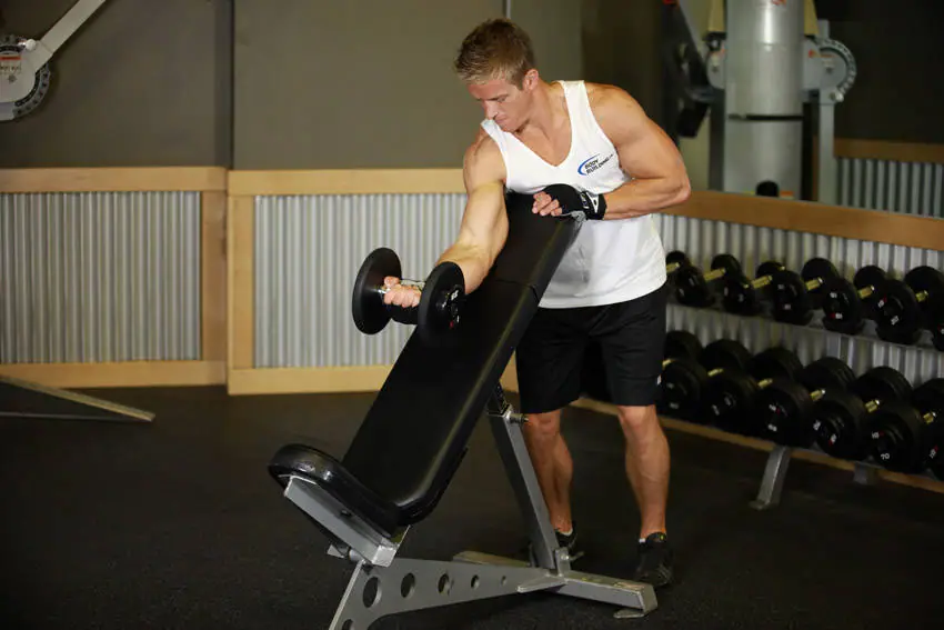 Standing One-Arm Dumbbell Curl Over Incline Bench — posisi awal